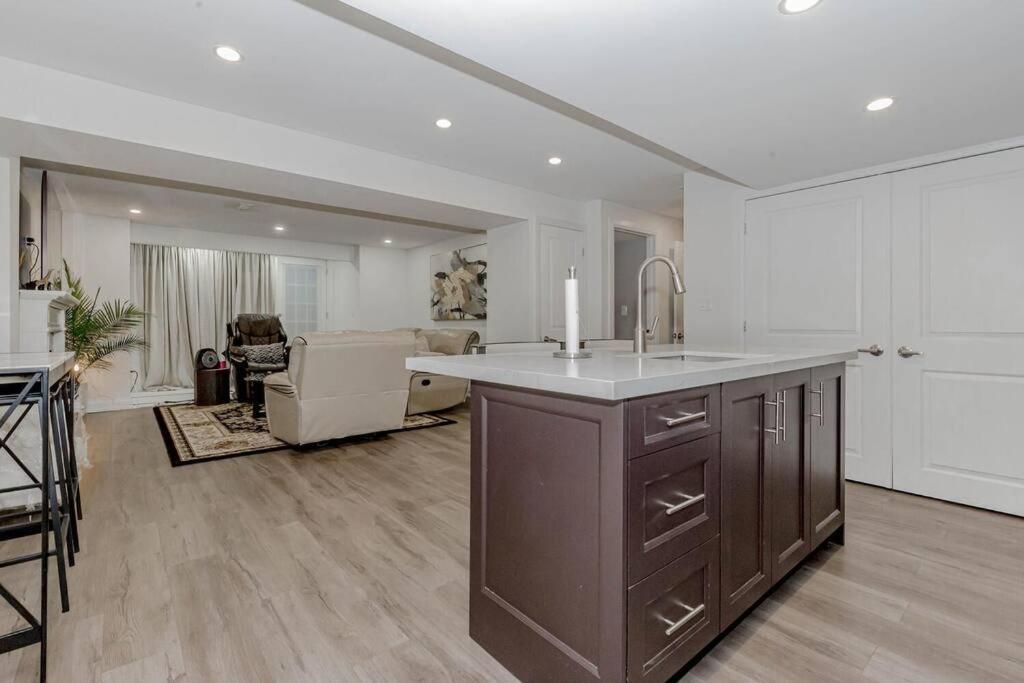 Luxury Basement Apartment In Oakville Extérieur photo