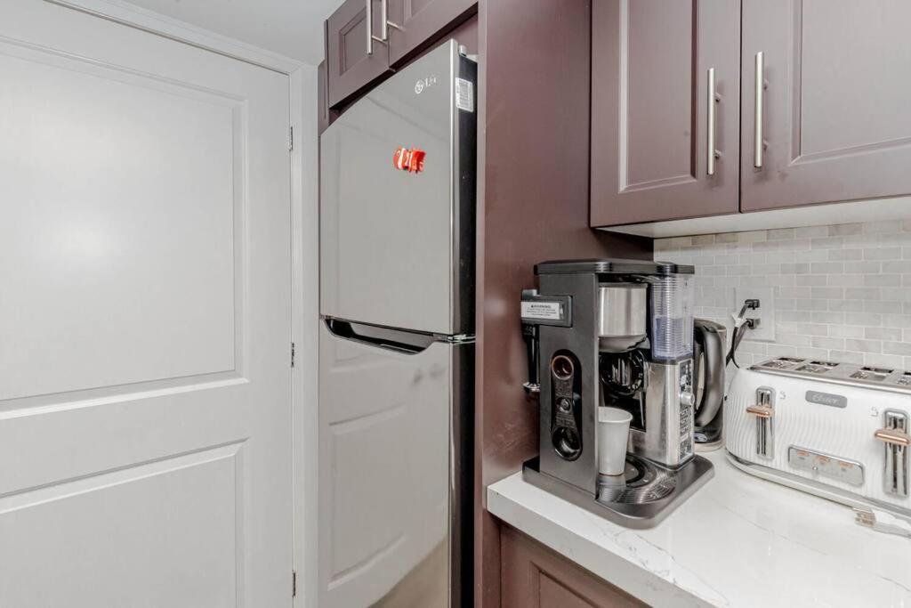 Luxury Basement Apartment In Oakville Extérieur photo