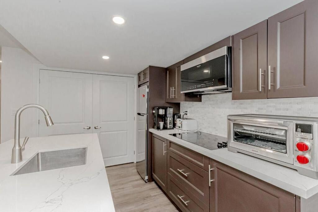Luxury Basement Apartment In Oakville Extérieur photo