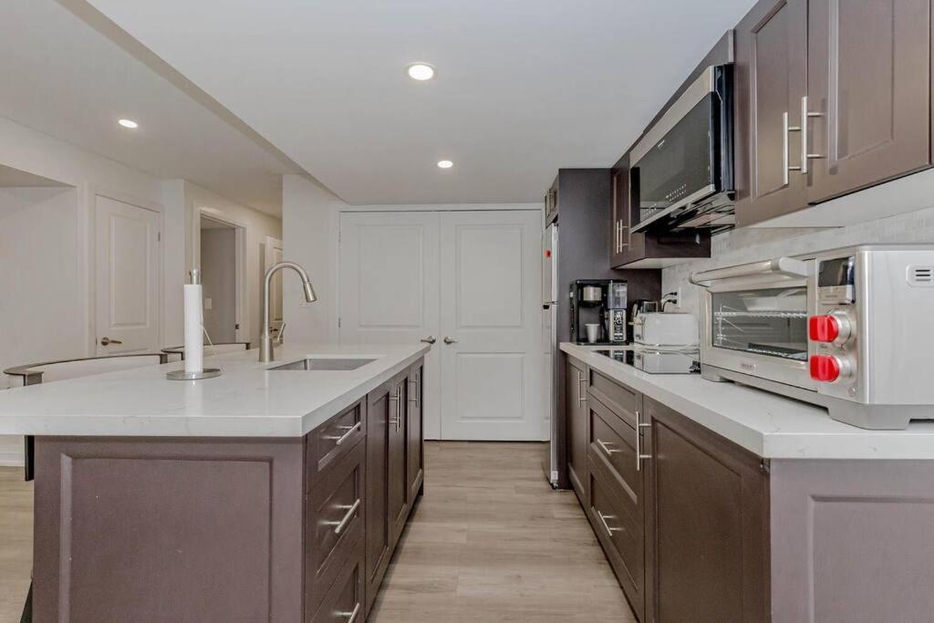 Luxury Basement Apartment In Oakville Extérieur photo