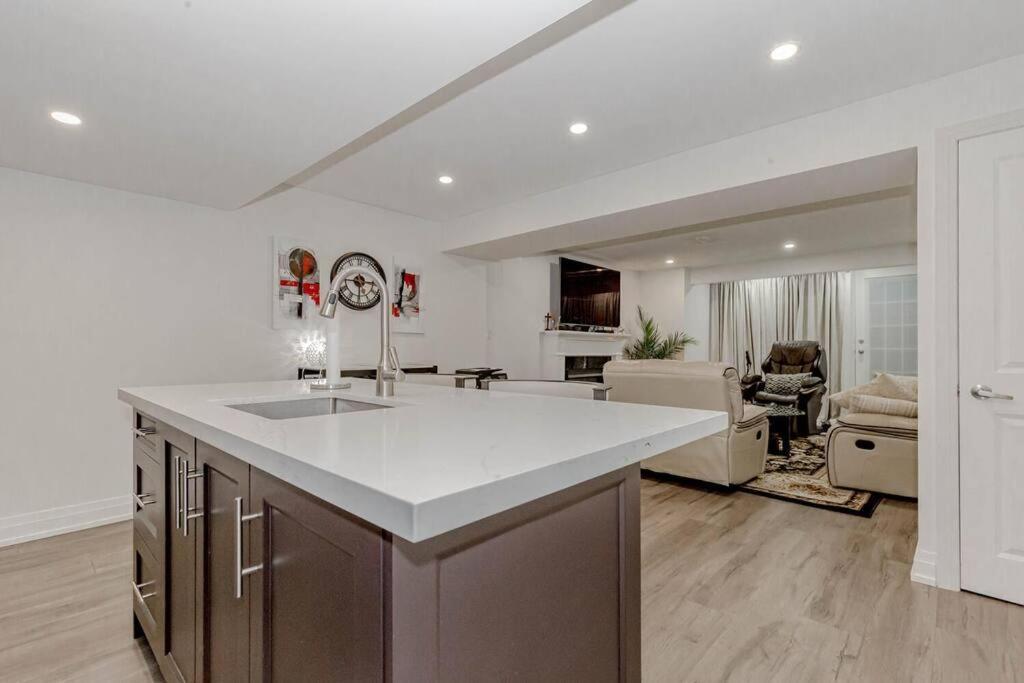 Luxury Basement Apartment In Oakville Extérieur photo