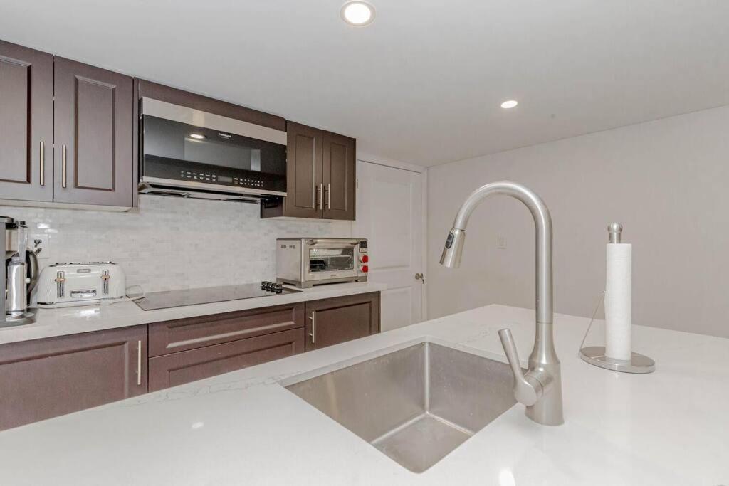 Luxury Basement Apartment In Oakville Extérieur photo