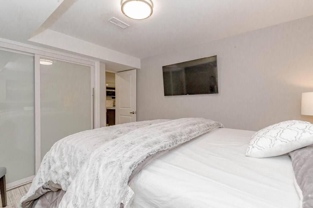 Luxury Basement Apartment In Oakville Extérieur photo